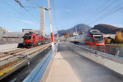 © ÖBB/Robert Deopito Zwei Züge auf der Salzachbrücke