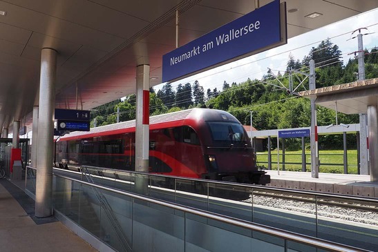 Bahnsteig Neumarkt am Wallersee, Zug fährt ein