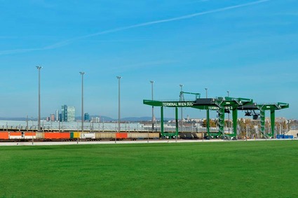 Blick auf den Containerkran des Terminals.