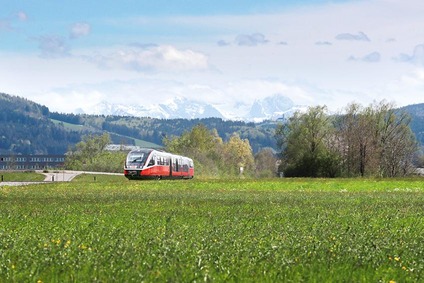 Zug und bergkette im Hintergrund