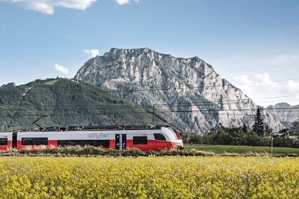 © ÖBB/Stockfoto Salzkammergutbahn, Zug vor dem Traunstein