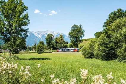 © ÖBB/Michael Fritscher Zug nähe Puchberg und Schneeberggruppe