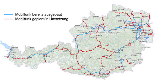 Die Grafik zeigt eine Karte von Österreich mit hervorgehobenen Strecken, die in Blau, die bereits mit Mobilfunk ausgestatteten Strecken zeigt, in Rot jene, die geplant bzw. in Umsetzung sind.