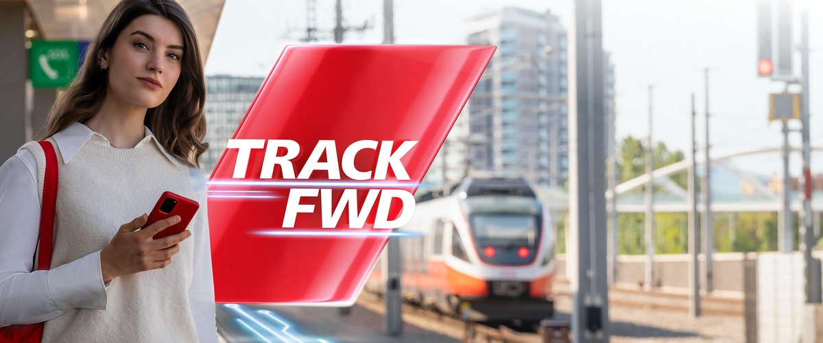 Trackfwd, Frau am Bahnhof mit Handy während Zug einfährt