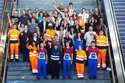 Gruppenbild mit Mitarbeiterinnen und Mitarbeitern