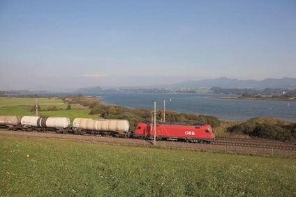 © ÖBB/Harald Eisenberger Güterzug vor einem See