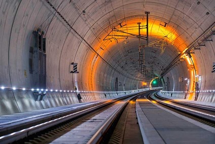 Tunnel mit Schiene