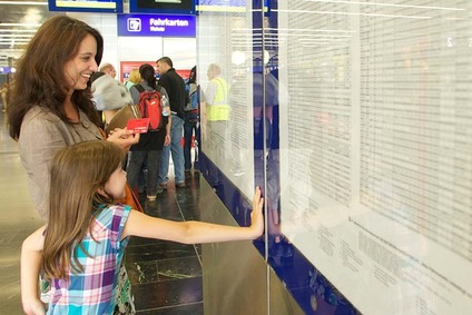© ÖBB/Stephan Huger Customer in front of a timetable display case