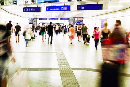 Kunden in einer Passage am Wiener Hauptbahnhof