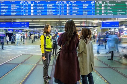 © ÖBB/Michael Fritscher Mitarbeiterin der Kundeninformation im Gespräch mit Kunden