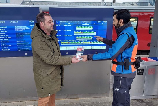 Mitarbeiter am Bahnhof St. Pölten erklärt wie der Wagenstandsanzeiger funktioniert