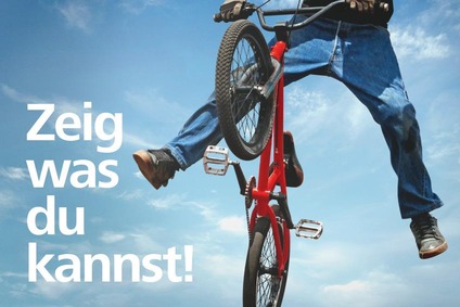 © ÖBB/blaupapier/istock Ein Jugendlicher, der mit einem Fahrrad durch die Luft springt: Bildtext: Zeig was du kannst!
