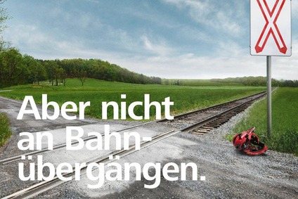 © ÖBB/blaupapier/istock Ein Helm, der neben dem Gleis liegt. Bildtext: Aber nicht an Bahnübergängen.