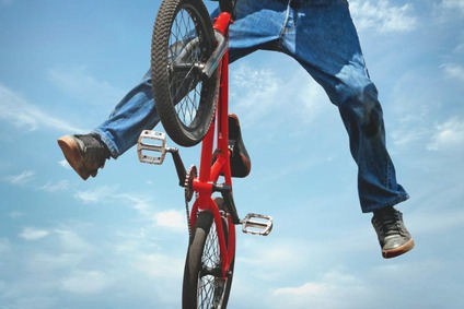 Ein Jugendlicher, der mit einem Fahrrad durch die Luft springt