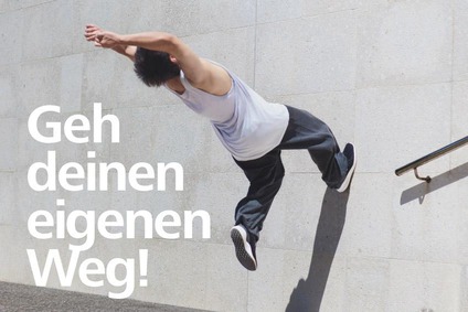 © ÖBB/blaupapier/istock Jugendlicher, der eine Wand hochläuft. Bildtext: Geh deinen eigenen Weg!