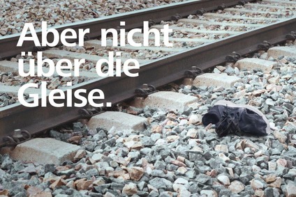 © ÖBB/blaupapier/istock Ein Schuh, der neben den Gleisen liegt. Bildtext: Aber nicht über die Gleise.