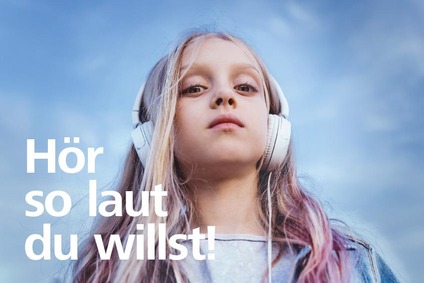 © ÖBB/blaupapier/istock Ein Mädchen mit Kopfhörern. Bildtext: Hör so laut du willst!