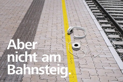 Kopfhörer, die am Bahnsteig liegen. Bildtext: Aber nicht am Bahnhof.