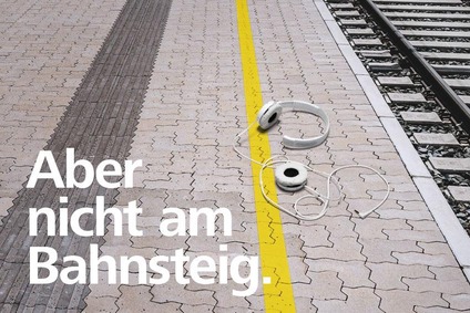 © ÖBB/blaupapier/istock Kopfhörer, die am Bahnsteig liegen. Bildtext: Aber nicht am Bahnhof.