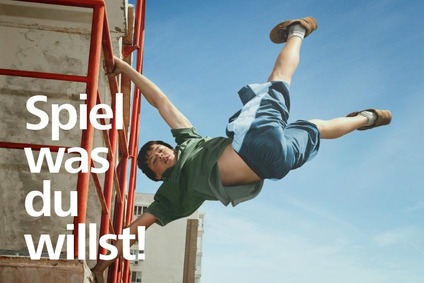© ÖBB/blaupapier/istock Ein Jugendlicher, der auf einem Klettergerüst tuarnt. Bildtext: Spiel was du willst!