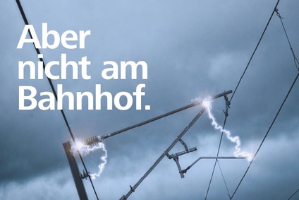 © ÖBB/blaupapier/istock Eine Oberleitung mit Stromüberschlag. Bildtext: Aber nicht am Bahnhof.