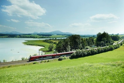 Zug fährt durch grüne Landschaft