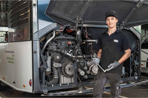 Apprenticeship automotive technology and system electronics for commercial vehicles