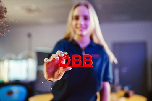 Apprentice holding 3D ÖBB logo