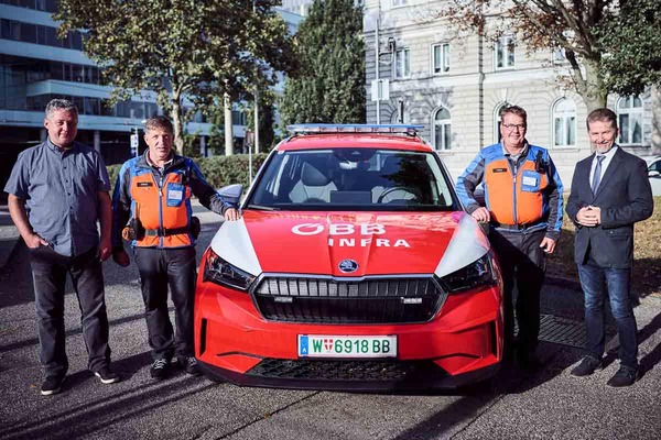 Mitarbeiter der ÖBB-Operative Services stehen vor dem neuen Elektroauto der Mobilen Sicherheit.