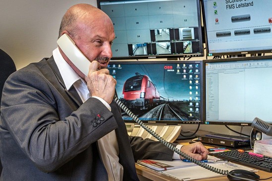 © ÖBB/Michael Fritscher Facility Management Mitarbeiter telefoniert