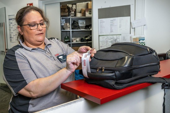 © ÖBB/Michael Fritscher Mitarbeiterin im Lost und Found Büro