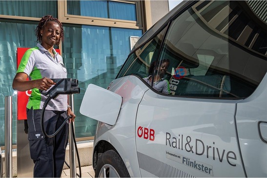 © ÖBB/Michael Fritscher Rail and Drive Elektro-Auto wird von Mitarbeiterin geladen
