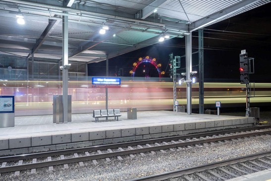 © ÖBB/Sigfried Herzog Haltestelle Praterstern mit Riesenrad im Hintergrund