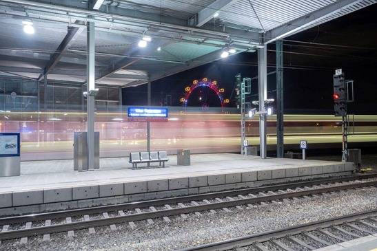 Haltestelle Praterstern mit Riesenrad im Hintergrund