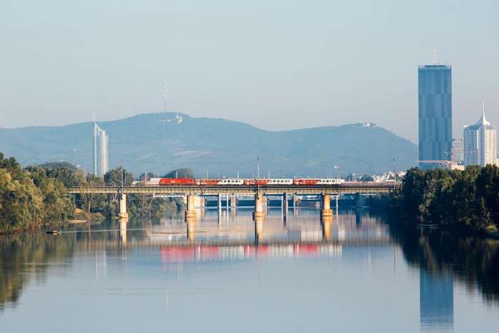 Ein Zug überquert eine Eisenbahnbrücke.