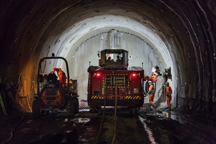 In this photo you can see driving work in a tunnel tube.