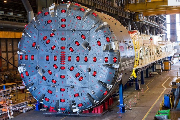 This photo shows the drill head of the tunnel drilling machine.