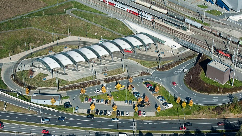 © ÖBB/Foto Hauer Auf diesem Foto ist eine Luftaufnahme einer Park and Ride Anlage zu sehen.