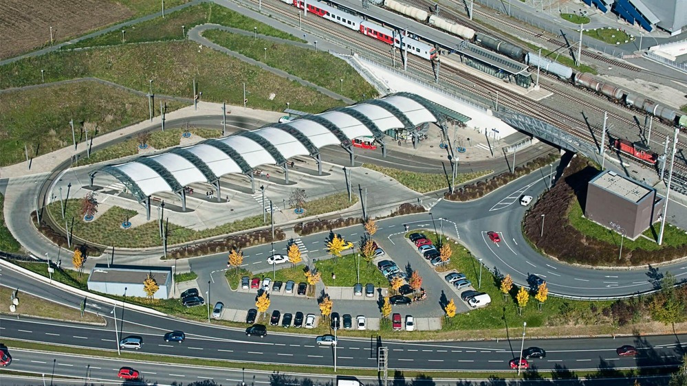 Auf diesem Foto ist eine Luftaufnahme einer Park and Ride Anlage zu sehen.