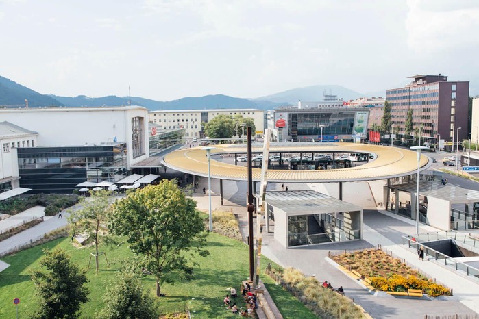 On the photo you can see aerial views of the Graz station forecourt. A feature of this forecourt is the gilded roof.