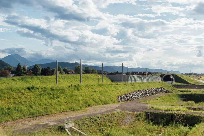 The photo shows a railway tunnel which fits ideally into the surrounding conditions.