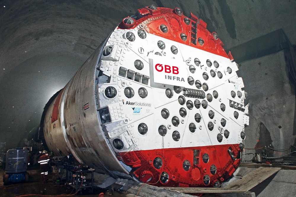 Das Foto zeigt den Bohrkopf einer Tunnelvortriebsmaschine.