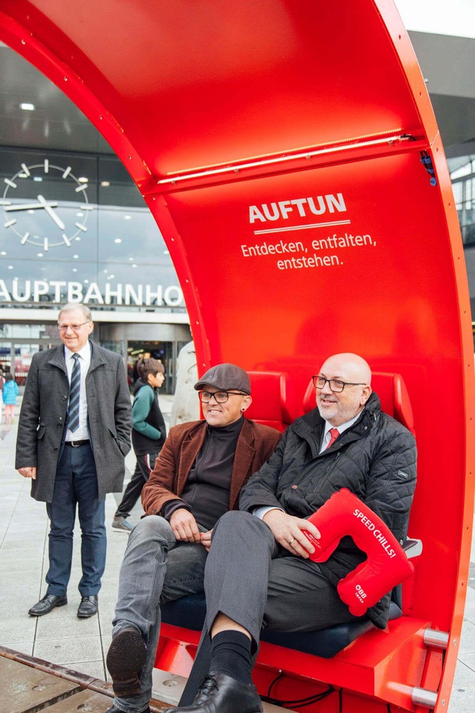 Andreas Matthä eröffnet die "InfoRail" Ausstellung.