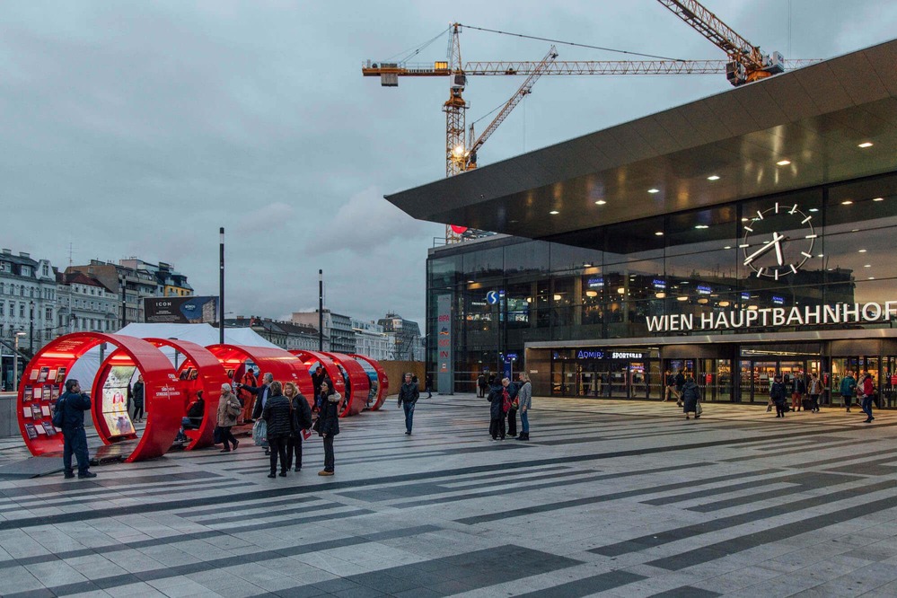Auf diesem Foto ist die aufgebaute "InfoRail" vor dem Wiener Hauptbahnhof zu sehen.