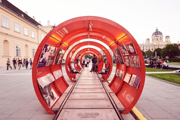 Auf dem Foto ist die "InfoRail" Ausstellung vor dem MuseumsQuartier zu sehen.