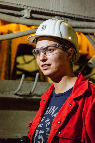 This picture shows a female miner.