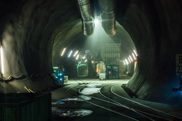Auf diesem Foto ist eine Rettungsbucht in einer Tunnelröhre zu sehen.