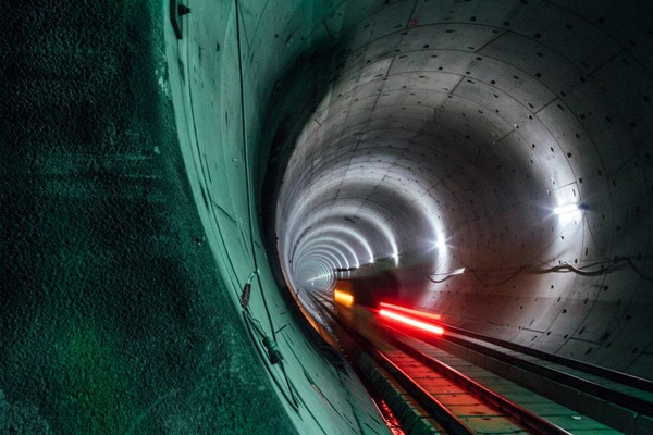 Auf diesem Foto ist die Innenseite einer Tunnelröhre zu sehen.