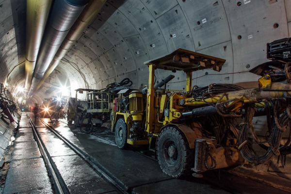 Auf diesem Foto sind zwei essenzielle Baumaschinen für den Tunnelbau zu sehen.
