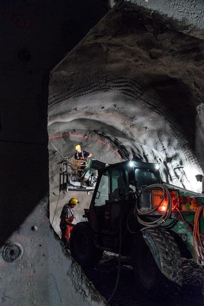 Auf diesem Foto sind zwei essenzielle Baumaschinen für den Tunnelbau zu sehen.